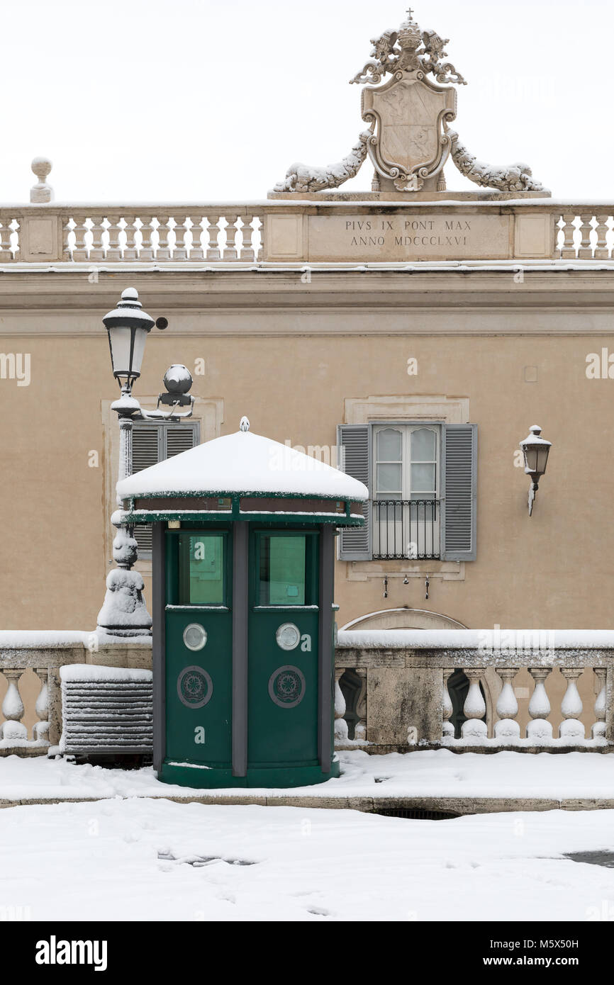 Rome, Italy. 26th Feb, 2018. An exceptional weather event causes a cold and cold air across Europe, including Italy. Snow comes in the capital, covering streets and monuments of a white white coat. In the photo, Piazza del Quirinale. Credit: Polifoto/Alamy Live News Stock Photo