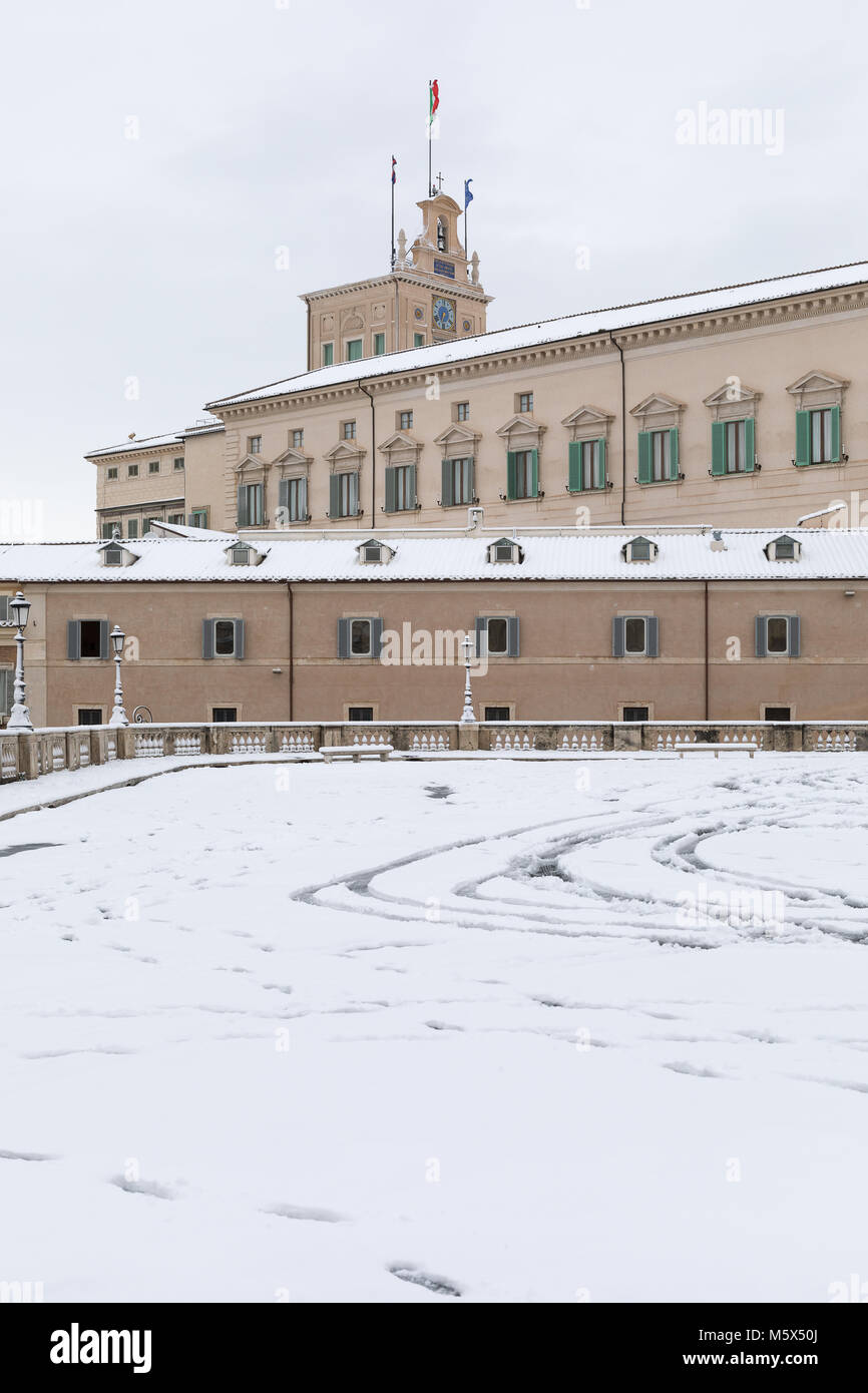 Rome, Italy. 26th Feb, 2018. An exceptional weather event causes a cold and cold air across Europe, including Italy. Snow comes in the capital, covering streets and monuments of a white white coat. In the photo, Piazza del Quirinale, home of the President of the Republic. Credit: Polifoto/Alamy Live News Stock Photo