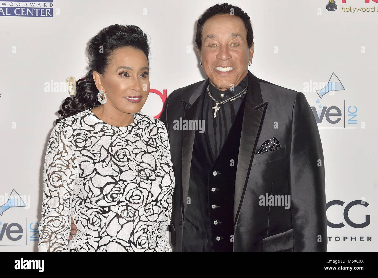 Los Angeles, California. 25th Feb, 2018. Smokey Robinson and his wife Frances Glandney attend the 4th Hollywood Beauty Awards at Avalon Hollywood on February 25, 2018 in Los Angeles, California. | Verwendung weltweit Credit: dpa/Alamy Live News Stock Photo