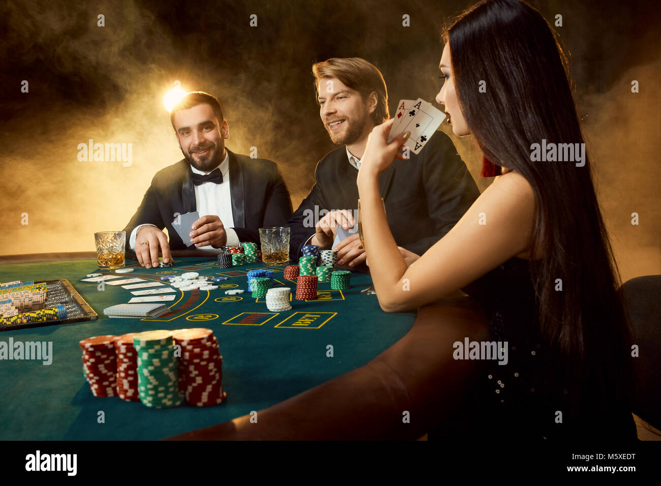 Играет в карты на жену. Игроки за покерным столом. Стол казино Покер. Игрок покера за столом. Игроки в Покер картина.