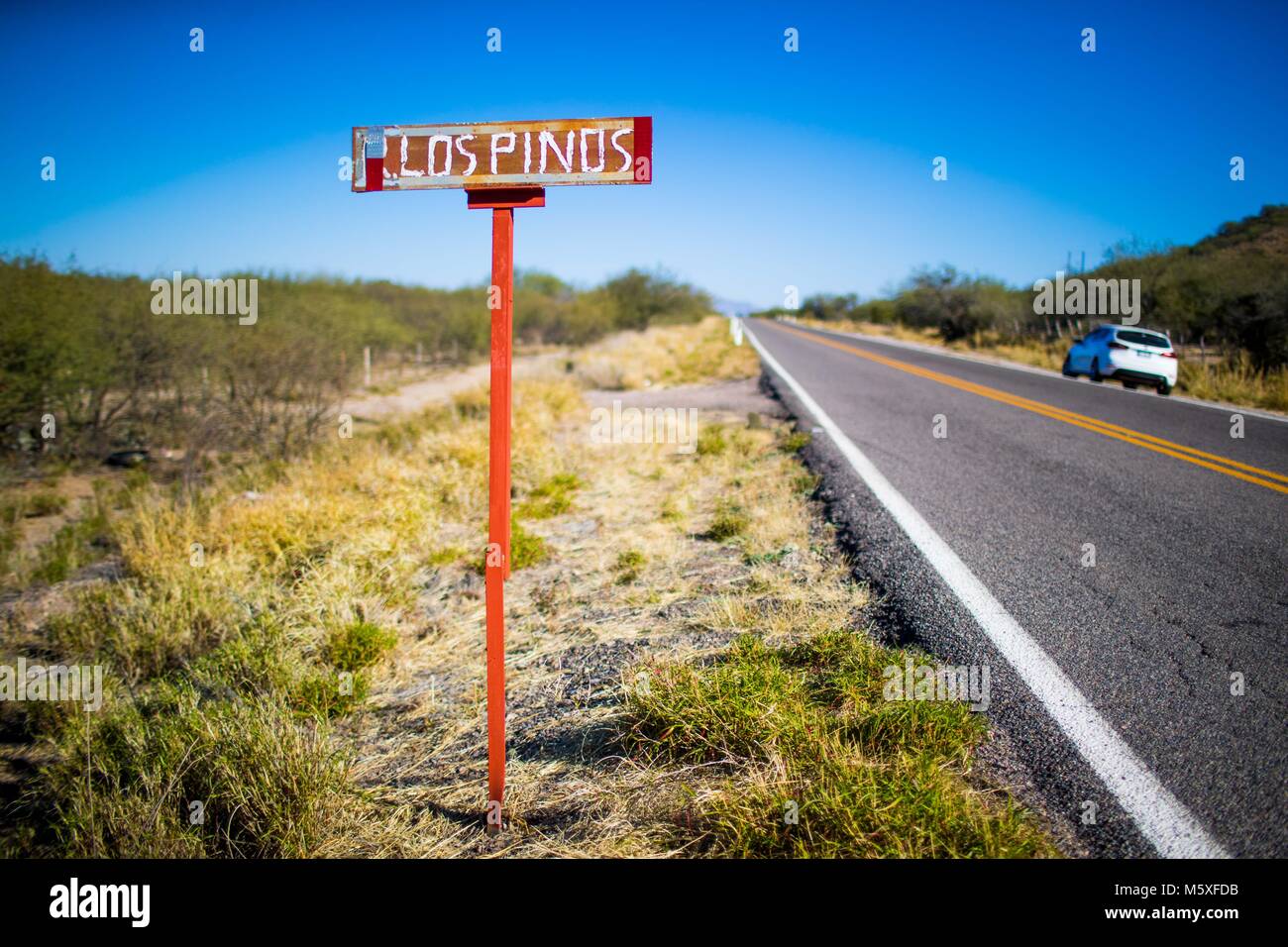 Letrero del Rancho los Pinos, sobre la carretera estatal rumbo a Cumpas y Moctezuma en Sonora Mexico. pclaves: monte, rural, nomenclatura, pasto, p Stock Photo
