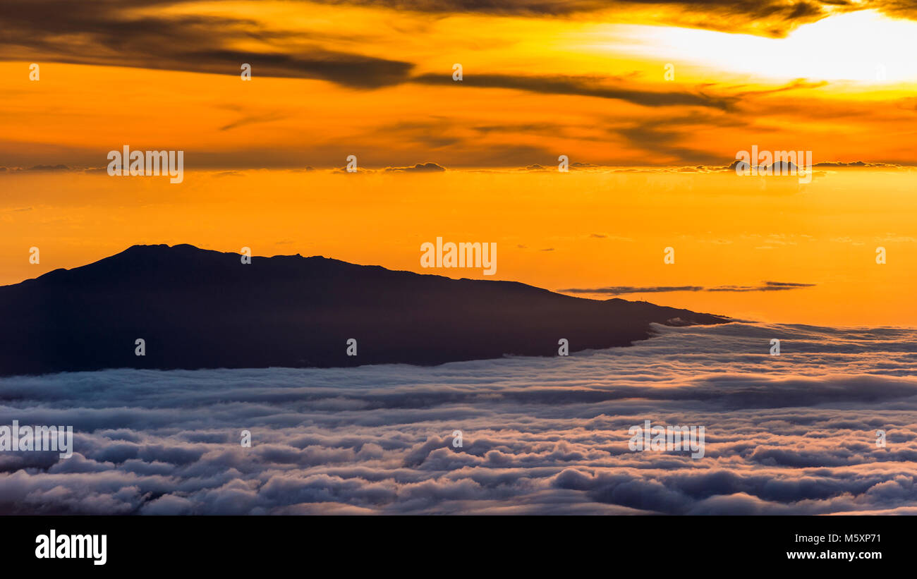 Hualalai Volcano from the summit of Mauna Kea at sunset, The Big Island ...