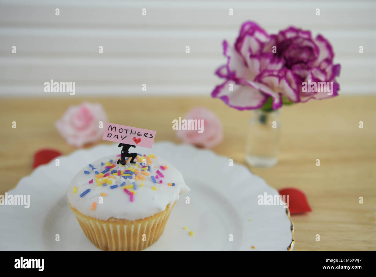 mothers day words with homemade mini cake and fresh flowers Stock Photo