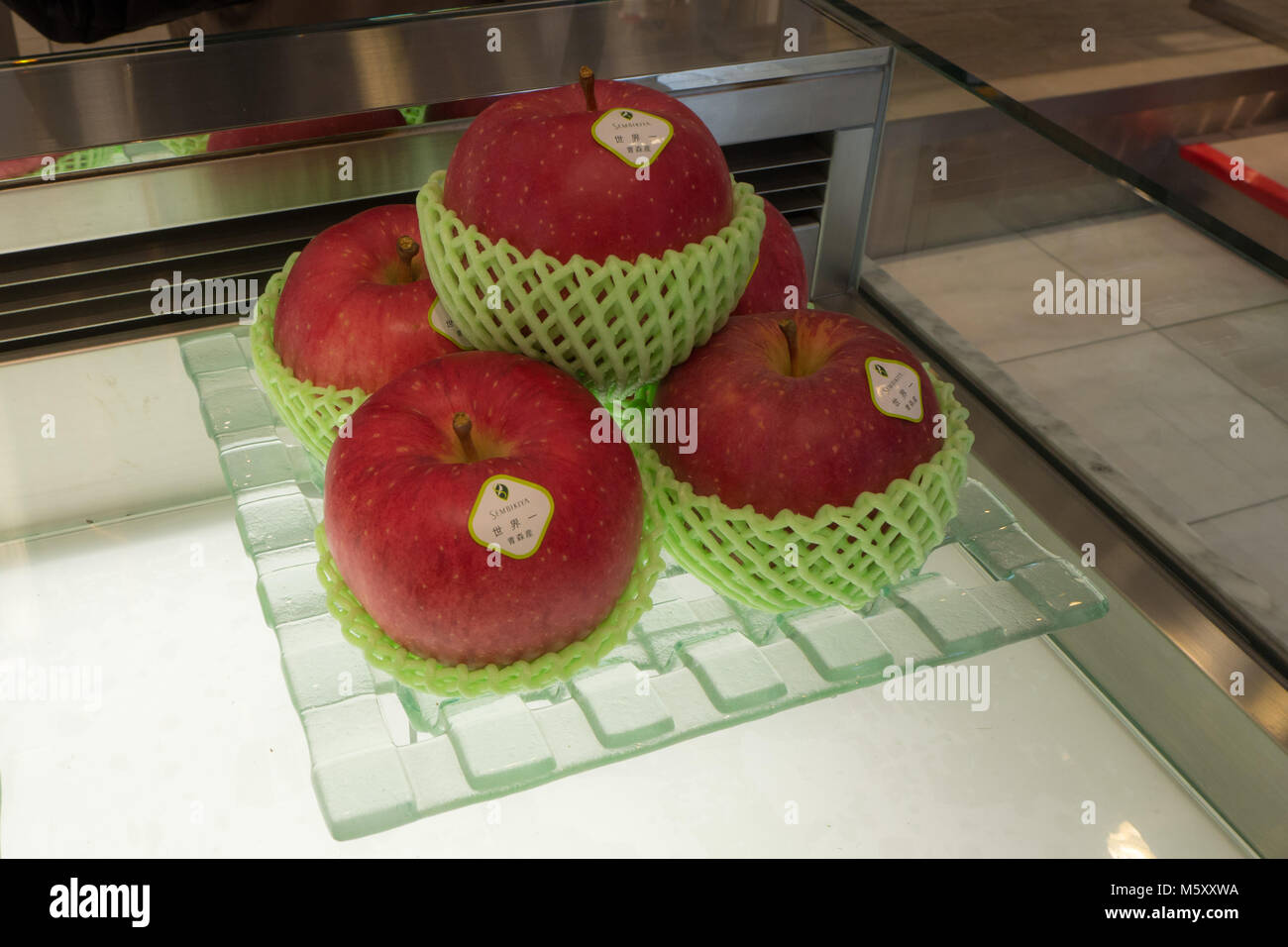 Apple premium hires stock photography and images Alamy