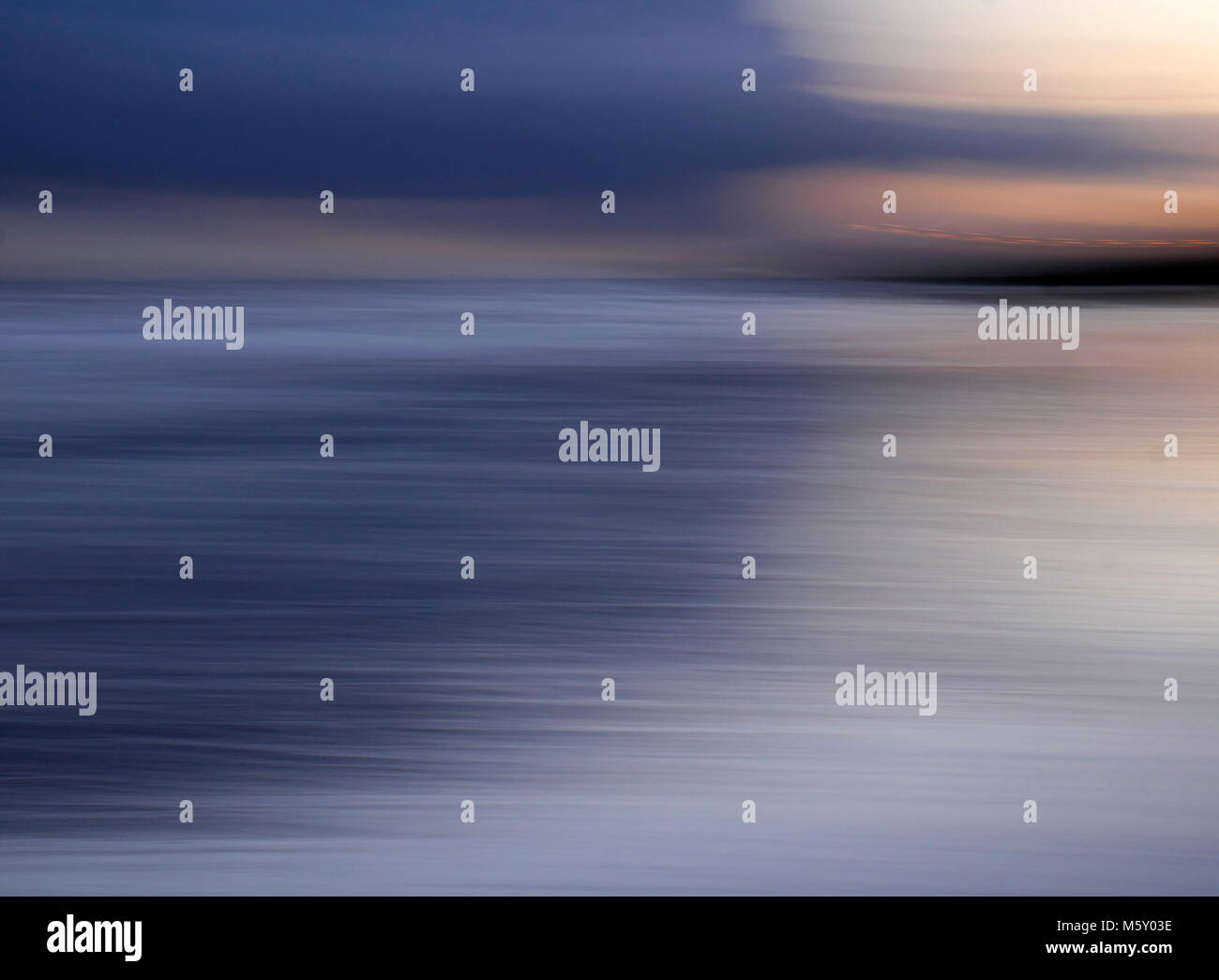 AJAXNETPHOTO. ENGLISH CHANNEL, SUSSEX COAST, UK. - END OF THE DAY - SUNSET AND SUN GOING DOWN IMPRESSIONISTIC AND TURNERESQUE INTERPRETATION SEA AND SKYSCAPE MEETING THE COAST. PHOTO: JONATHAN EASTLAND/AJAX REF:GX8 181702 798 Stock Photo