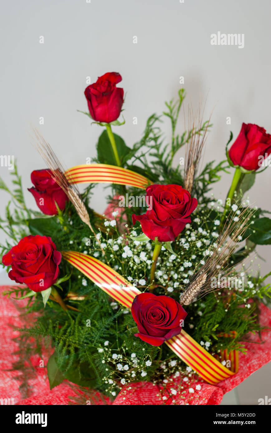 Red roses bouquet ribbon hi-res stock photography and images - Alamy