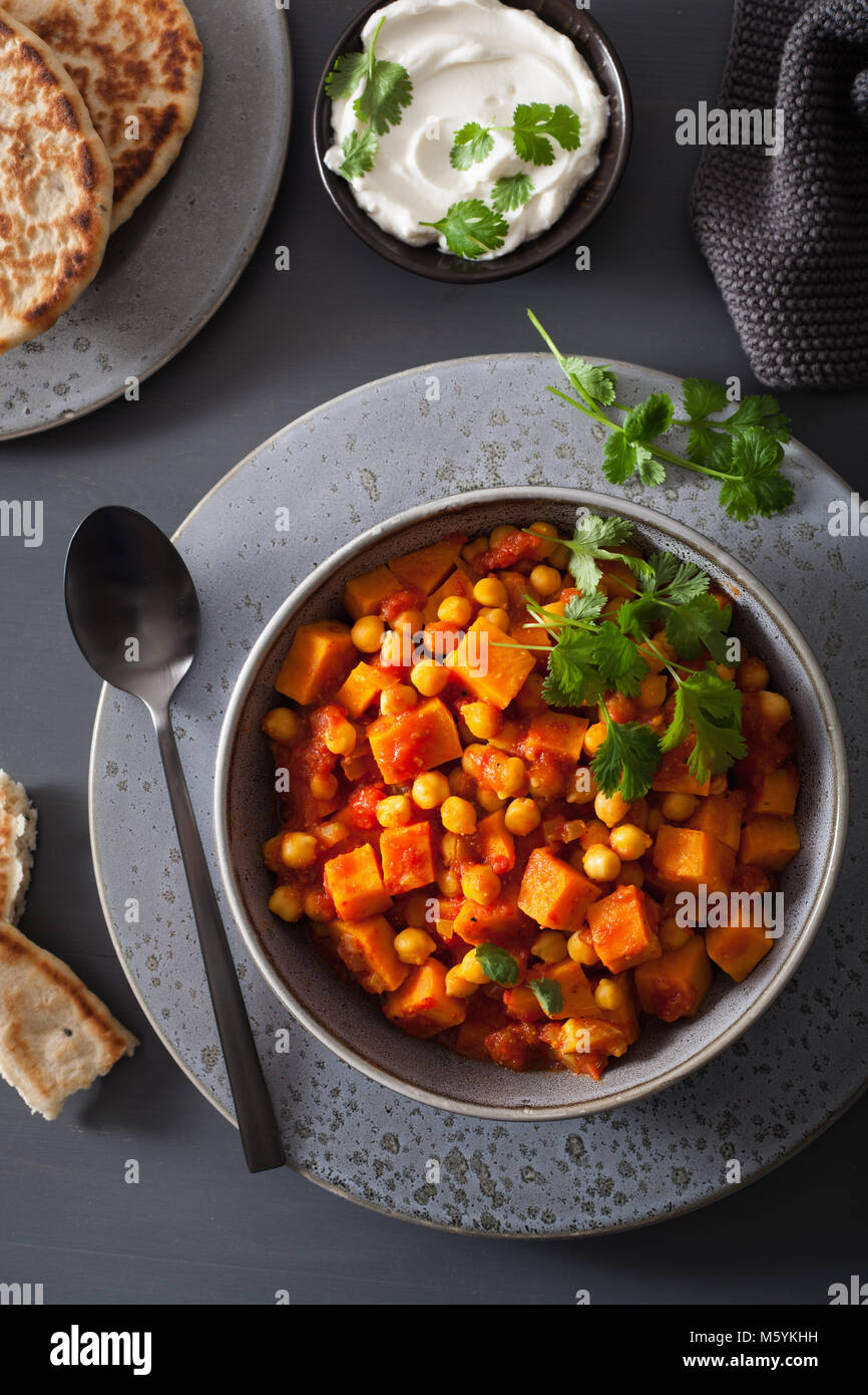 sweet potato and chickpea curry with naan bread Stock Photo Alamy