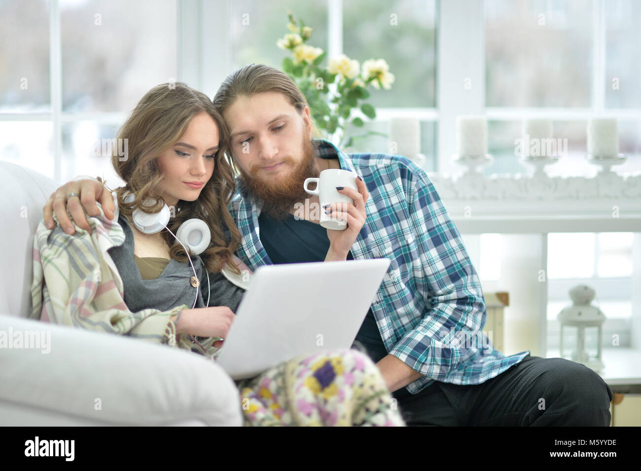 happy young couple with laptop Stock Photo - Alamy