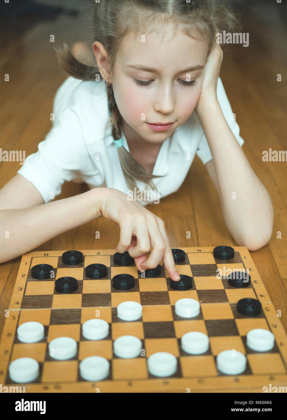 Шашки игра девушка. Девочки которые играют в шашки. Девушка играет в шашке. Девочки которые играют в шашки. Дети играющие в настольные игры.