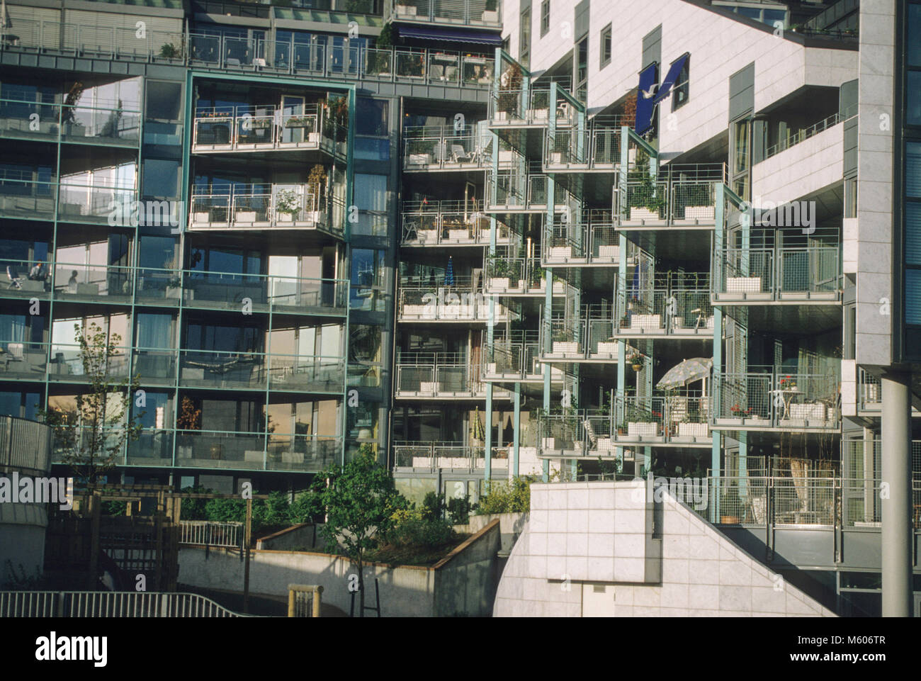Modern building glass windows hi-res stock photography and images - Alamy