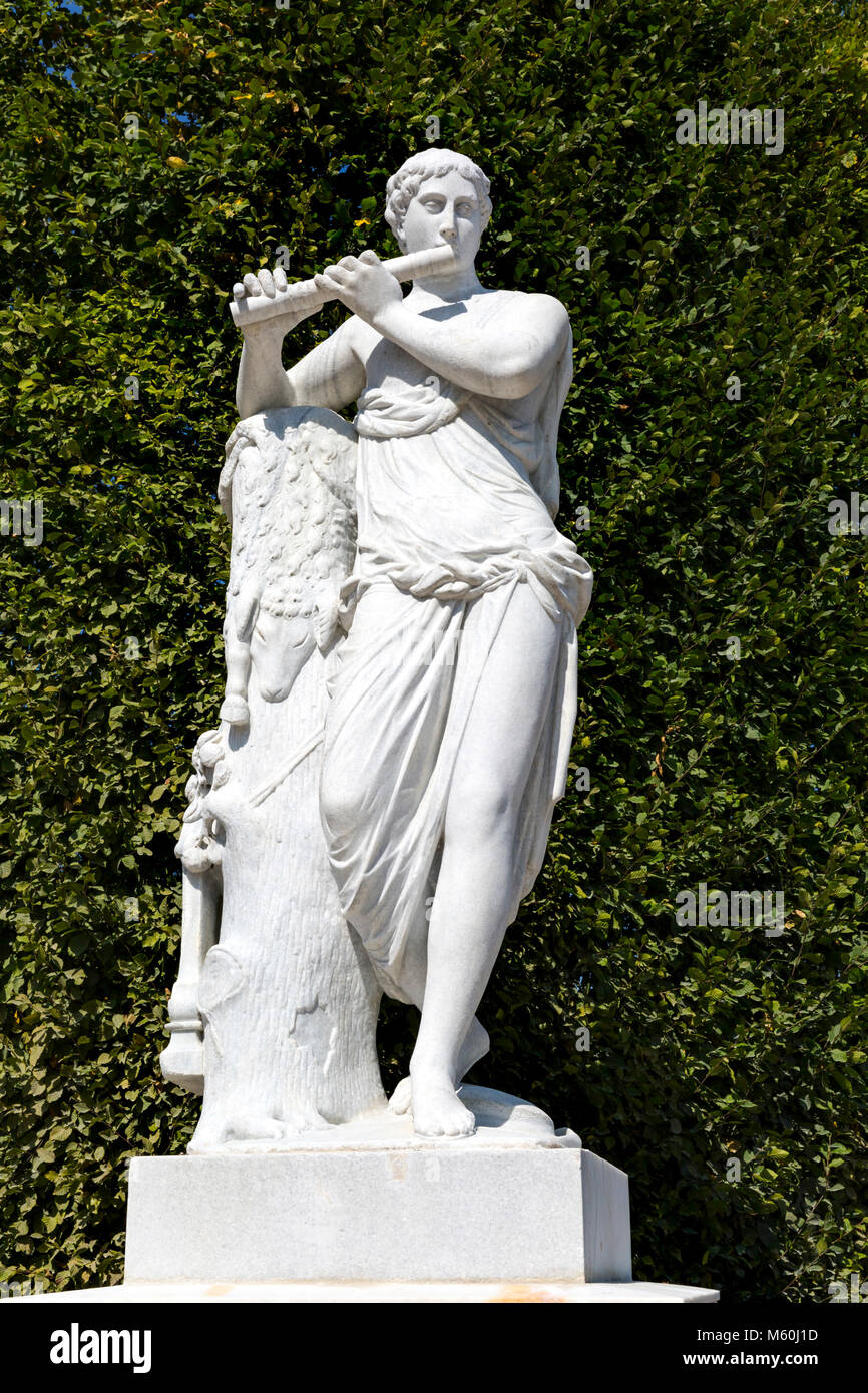 Statue in Schönbrunn Palace gardens, Schonbrunn, Vienna, Austria Stock  Photo - Alamy