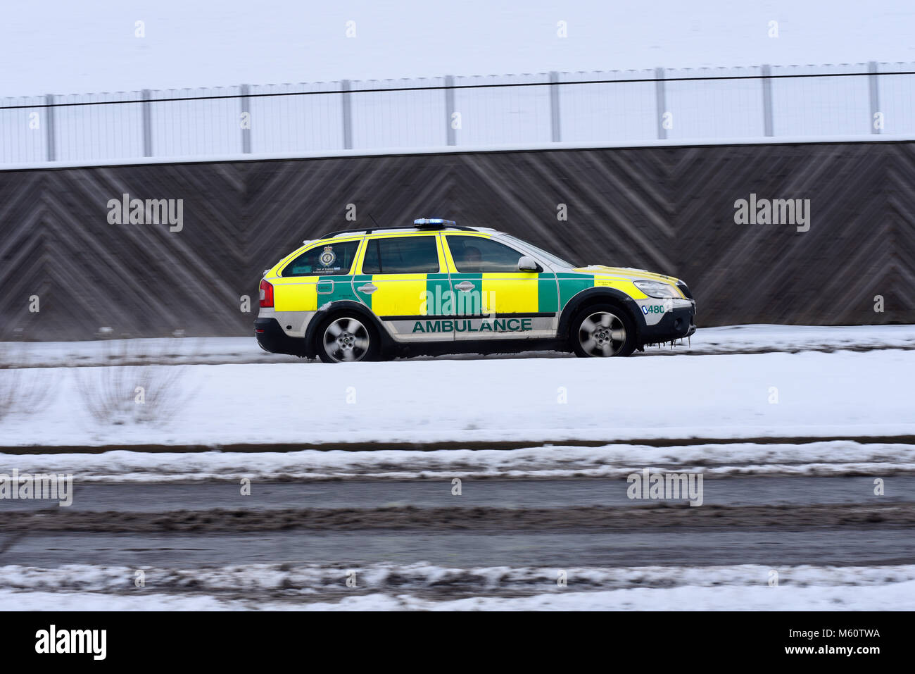 UK Weather: Snow continues to fall in Southend and surrounding areas. Ambulance car Stock Photo