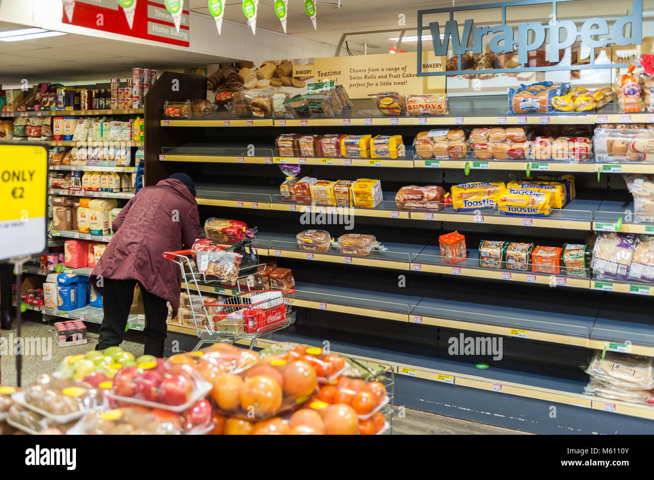 Dunmanway, County Cork, Ireland. 27th Feb, 2018. Ahead of the looming 'Beast from the East'/Storm Emma weather event, people have been panic buying supermarket goods. The bread shelves in Supervalu, Dunmanway were stripped today but more deliveries are expected tomorrow before the storm hits. Credit: Andy Gibson/Alamy Live News. Stock Photo