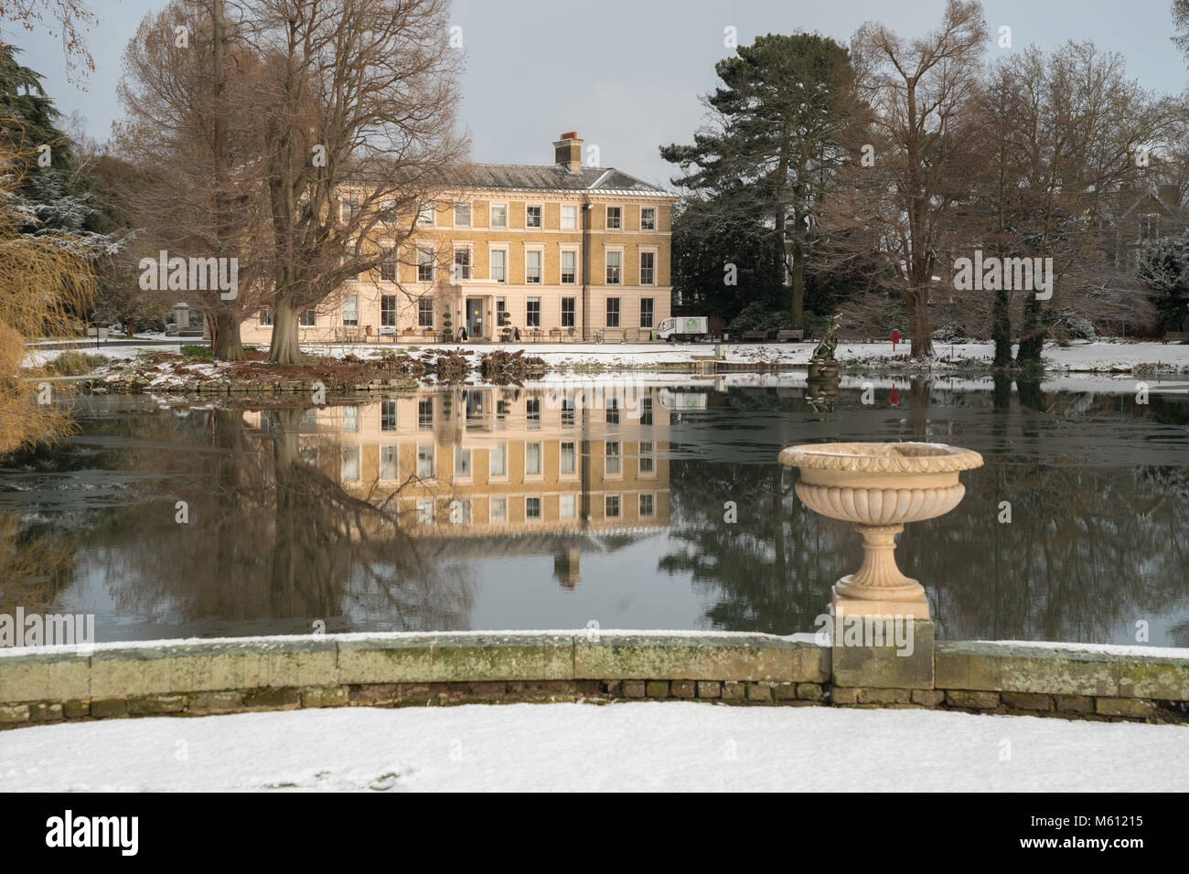 London, UK. 27th February, 2018. A view over the Palm House Pond to Museum No. 1 in Kew Gardens in London after the arrival of snow and the so-called Beast from the East cold snap. Photo date: Tuesday, February 27, 2018. Credit: Roger Garfield/Alamy Live News Stock Photo