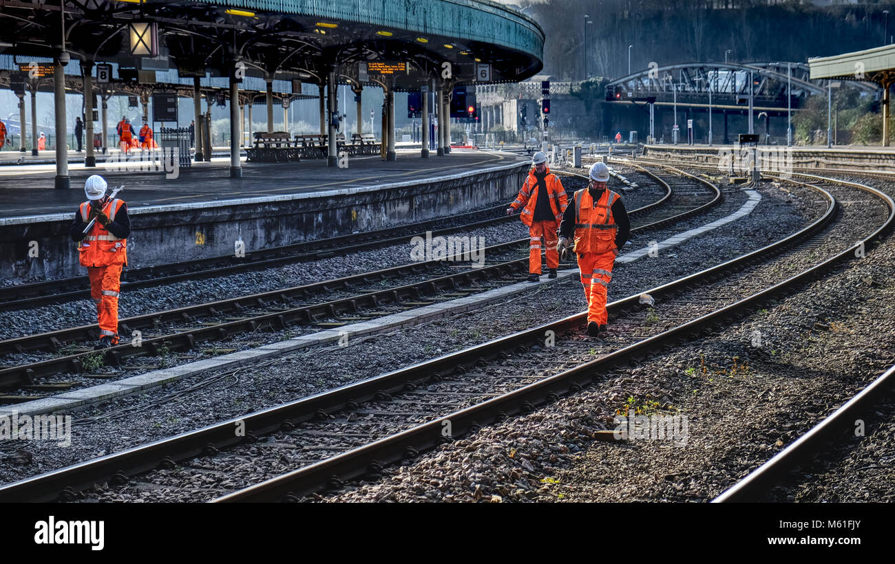GWR rail workers on the tracks at Bristol Temple Meads Stock Photo
