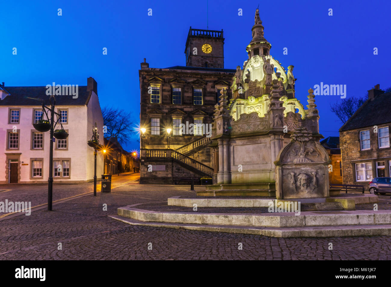 This is Linlithgow Cross, a replica of an original well erected in front of Linlithgow Palace by King James V in 1520. Stock Photo