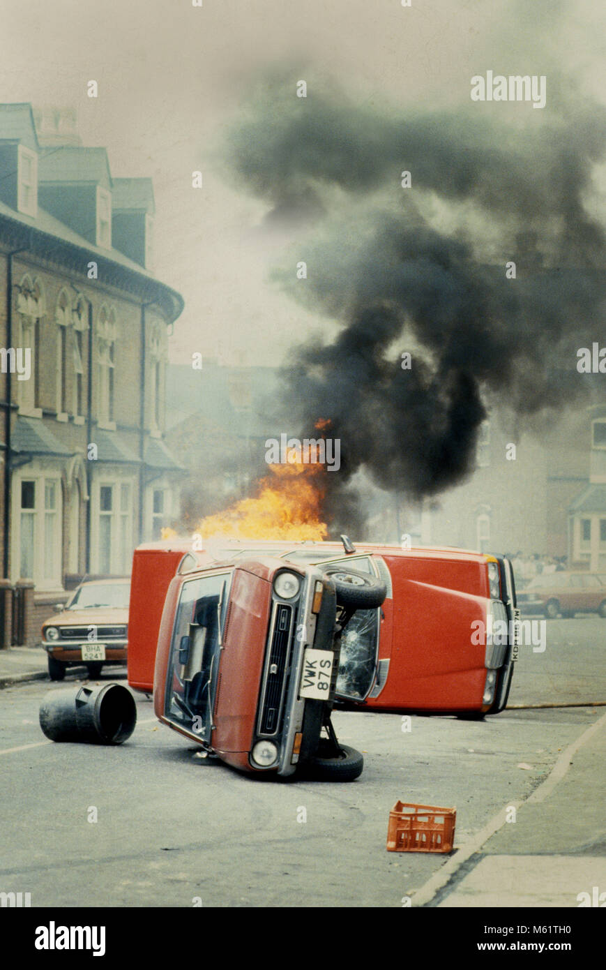 Burning cars during 1985 Handsworth riots in Birmingham Uk Stock Photo