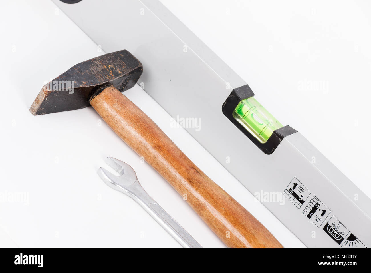 Кельма молоток каменщика. Молоток уровень. Молоток с пилой сзади. Молоток и пила. Молоток уровень.