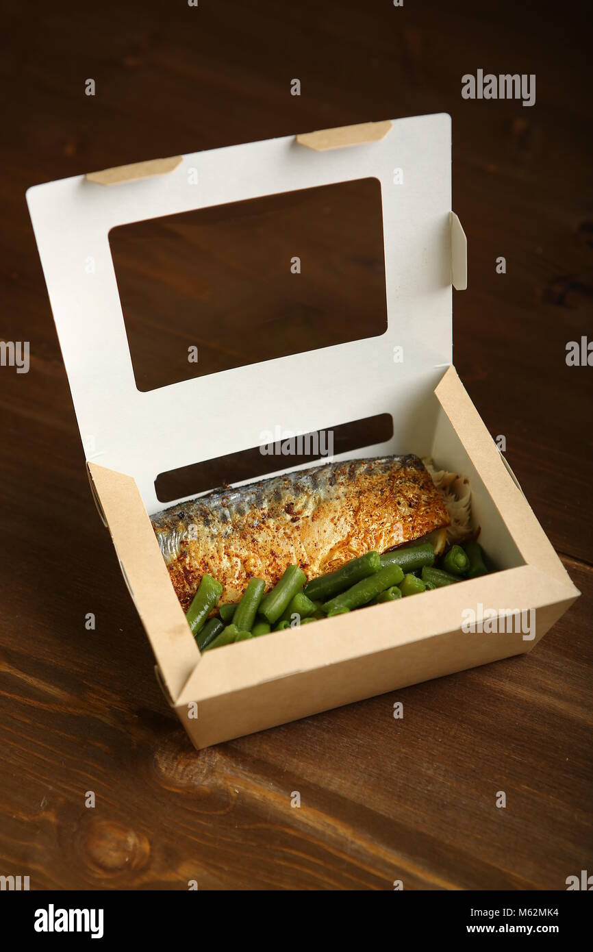 Delivery of food at home. Healthy and proper nutrition, grilled fish and  green beans in an open cardboard box. Low-calorie food Stock Photo - Alamy