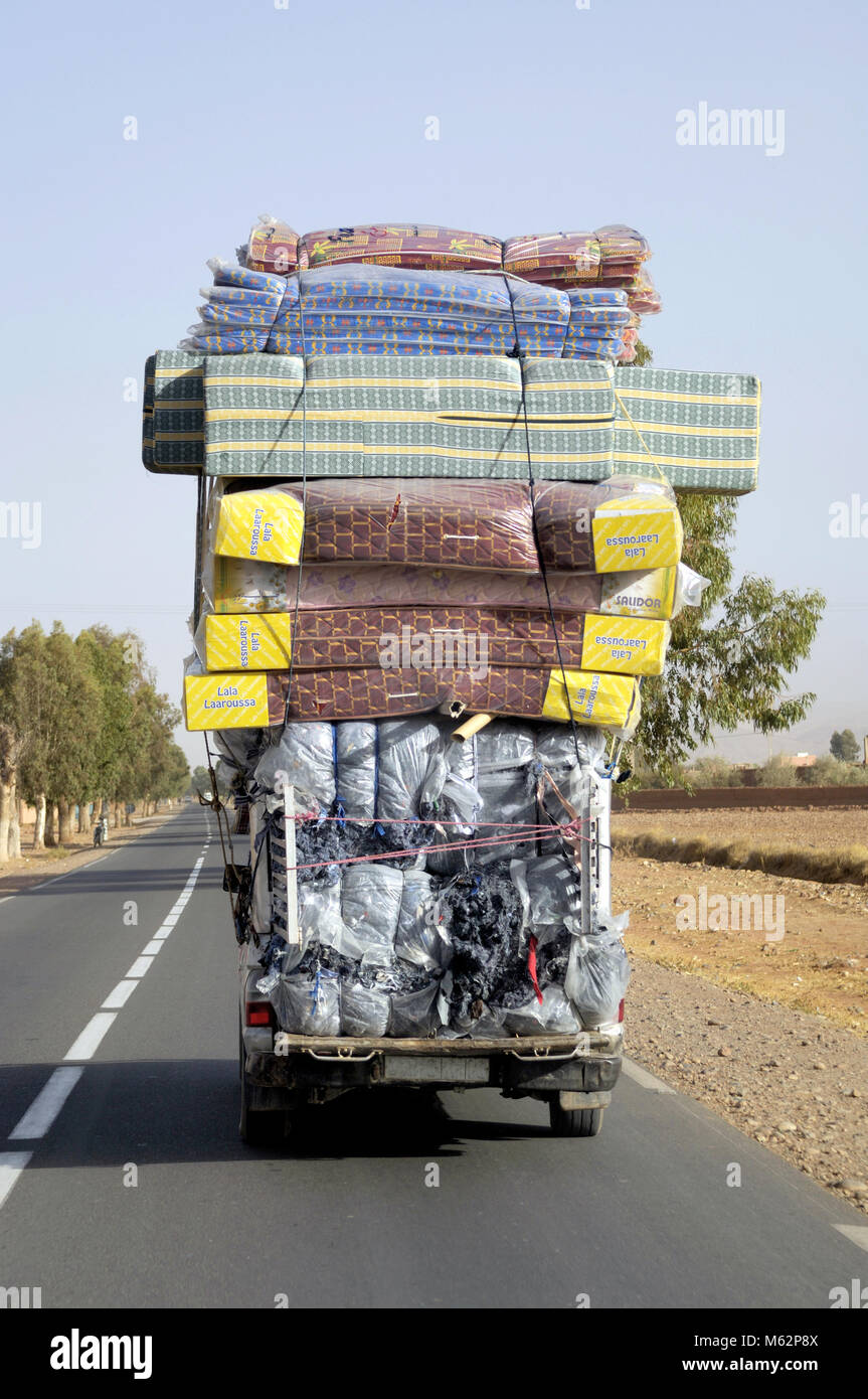 Vollbeladener Transporter in Marokko Stock Photo