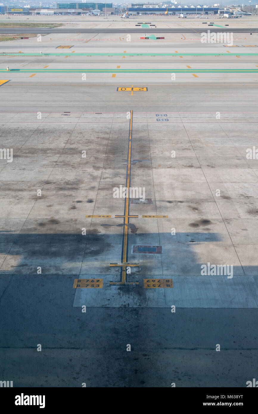 Concrete apron hires stock photography and images Alamy
