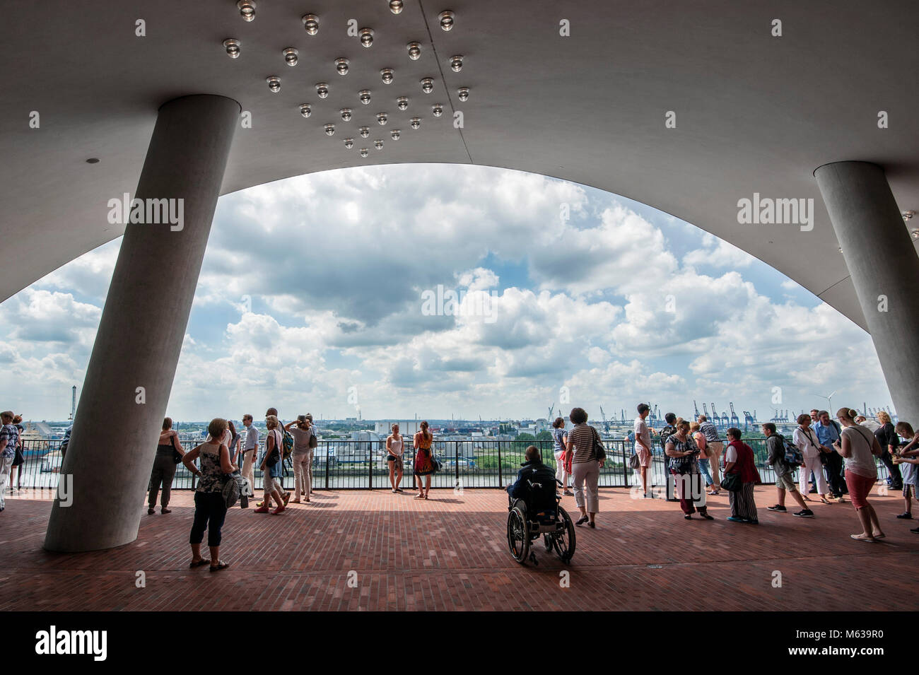 Aussichtsplattform Plaza der Elbphilharmonie Stock Photo - Alamy