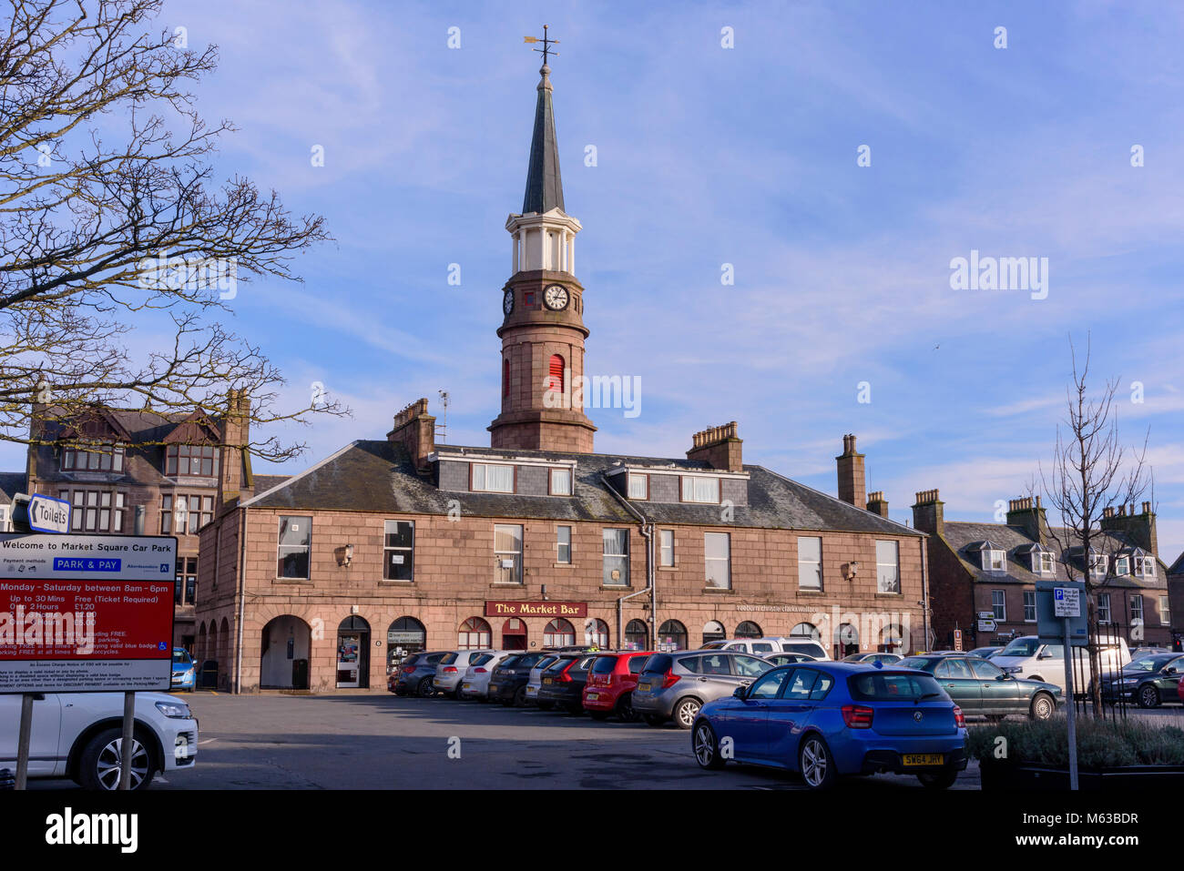 Stonehaven, Market Square, Market Buildings. The MArket bar public house Stock Photo Alamy