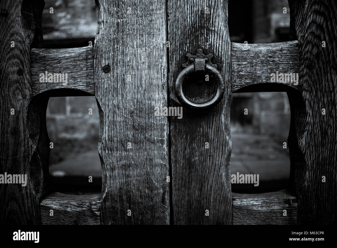 close-up of locked wooden gates at church in Deddington Stock Photo