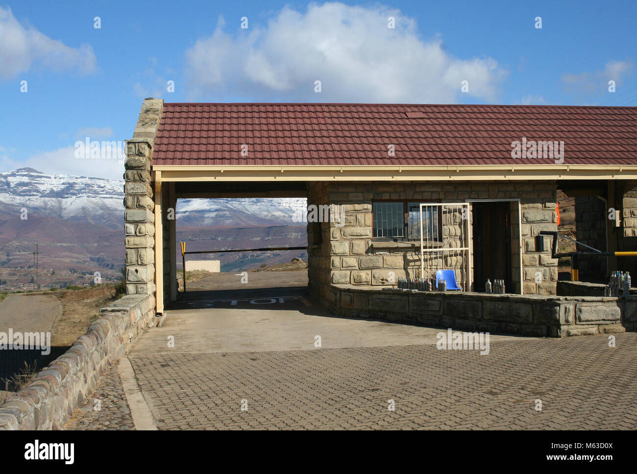 Border post near Drakensberg and the town of Phuthaditjhaba, South Africa Stock Photo