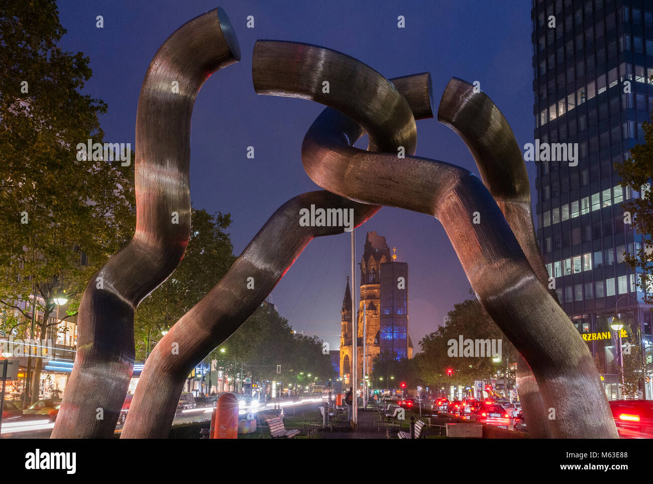 Berlin, Skulptur 'Berlin' mit Kaiser-Wilhelm-Gedächtniskirche, Berlin, Deutschland, Europa Stock Photo