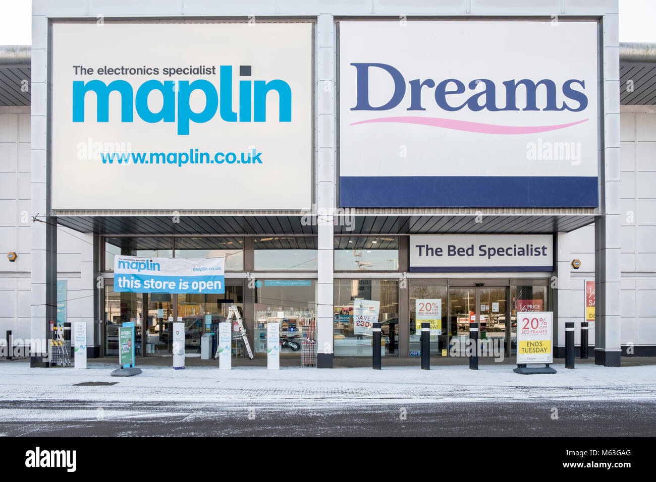 Reading, Berkshire, UK. Wednesday 28th February 2018. Major electronics retailer Maplin has entered administration with PwC after talks with potential buyers failed to secure a sale. Banners stating 'this store is open' remain on the storefront. © D. Callcut/Alamy Live News Stock Photo