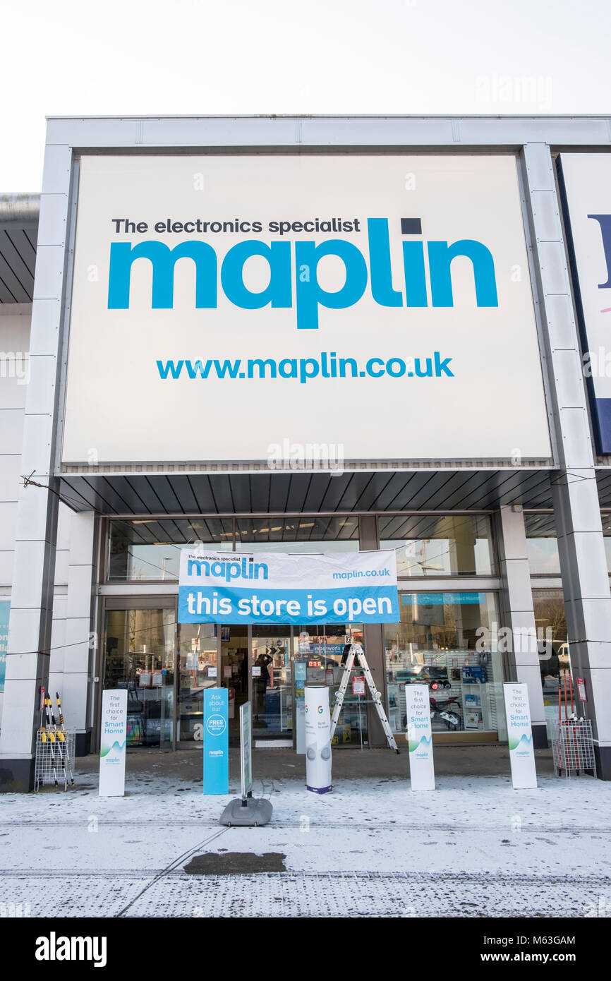 Reading, Berkshire, UK. Wednesday 28th February 2018. Major electronics retailer Maplin has entered administration with PwC after talks with potential buyers failed to secure a sale. Banners stating 'this store is open' remain on the storefront. © D. Callcut/Alamy Live News Stock Photo