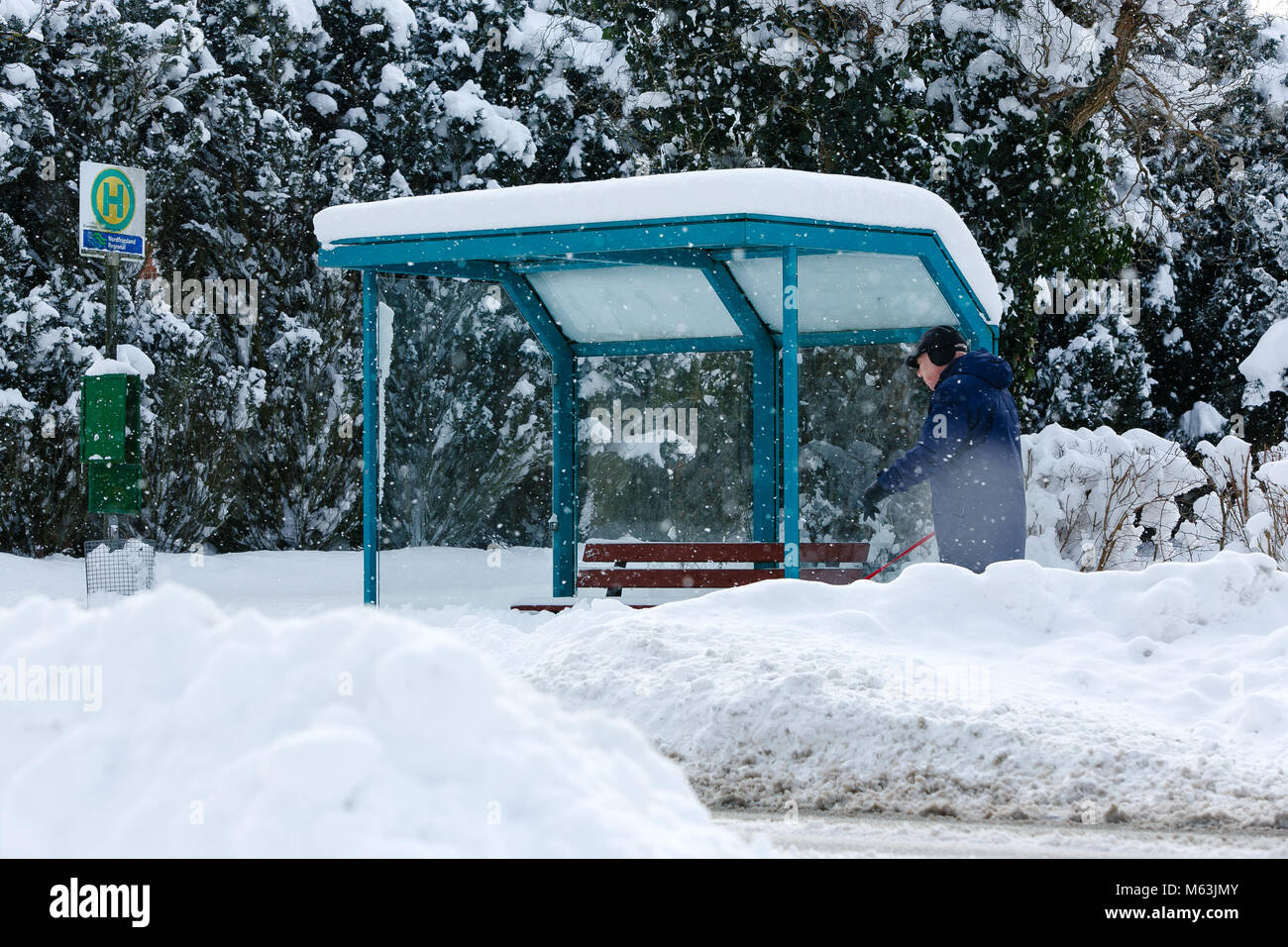 Bredstedt, Germany. 28th Feb, 2018. Fresh snow piling at a bus stop in Bredstedt, Germany, 28 February 2018. Strong snowfall lead to a difficult traffic situation on the streets of Nordfriesland. Credit: Frank Molter/dpa/Alamy Live News Stock Photo