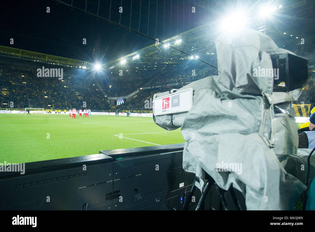TV Kamera, Fernsehen, Montagsspiel, Montag, Feature, allgemein, Randmotiv,  Fussball 1. Bundesliga, 24. matchday, Borussia Dortmund (DO) - FC Augsburg  (A) 1:1, am 26.02.2018 in Dortmund/ Germany. |usage worldwide Stock Photo -  Alamy