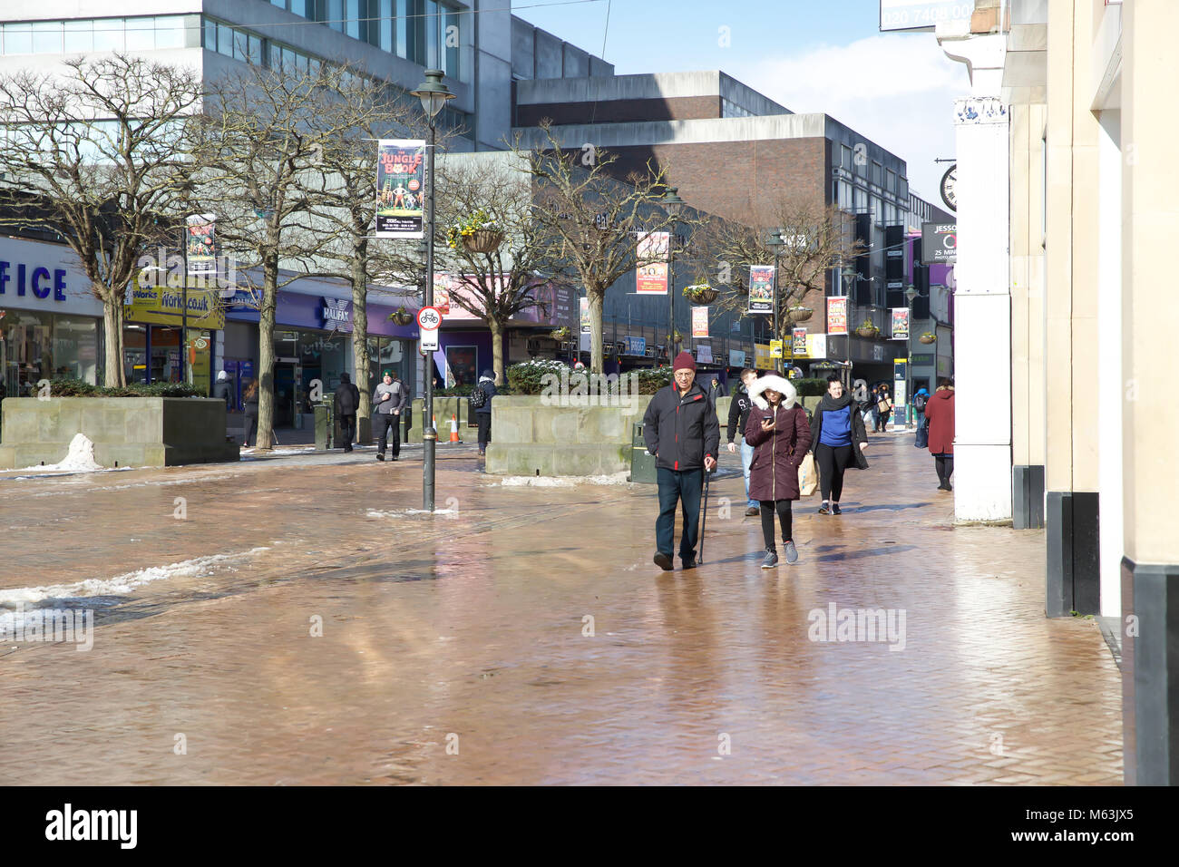 Bromley, UK. 28th Feb, 2018. Sunshine, snow and very chilly in Bromley, Kent as people continue