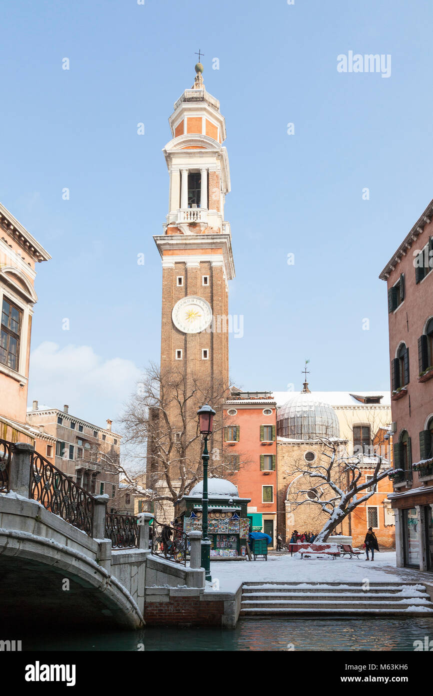 Venice, Veneto, Italy, 28th Fenbruary 2018. Rare snow in Venice caused by the Siberian weather front sweeping Europe, View of Campo Santi Apostoli, Cannaregio with the church and bell tower with Rio dei S S Apostoli in the foreground. Stock Photo