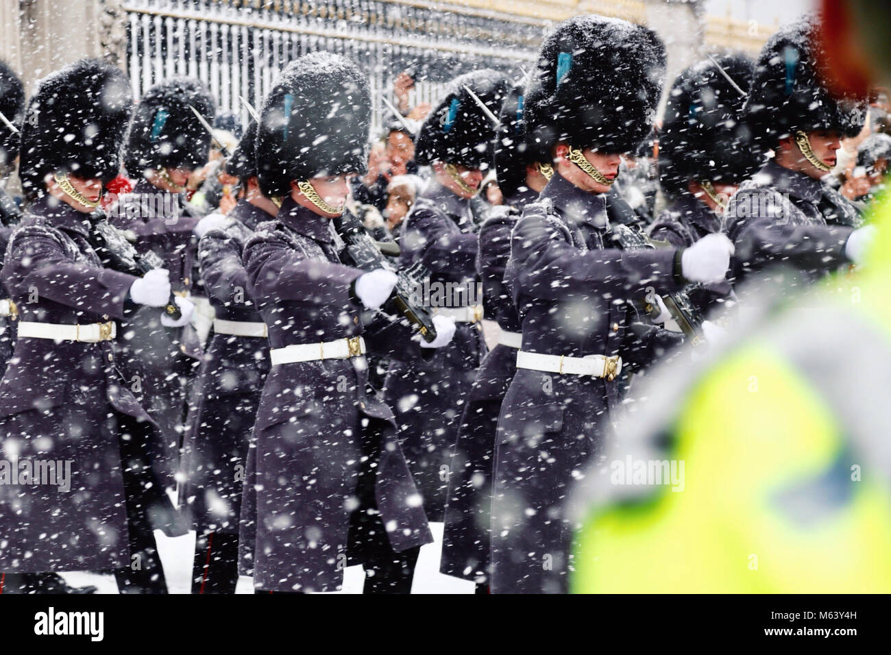 London, UK. 28th Feb, 2018. Snow falls heavily when traditional changing of the guard ceremony is held at Buckingham Palace in London, Britain on Feb. 28, 2018. Credit: Zhu Di/Xinhua/Alamy Live News Stock Photo