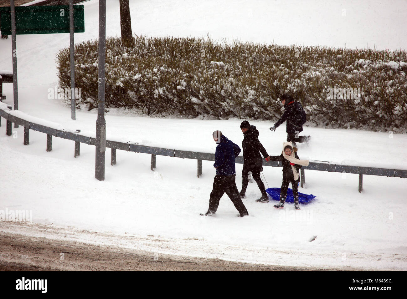 Paisley, Scotland. 28th Feb, 2018. UK Weather Families taking