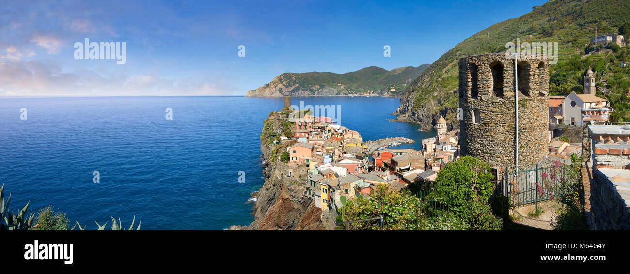 Fishing village of Vernazza at sunrise, Cinque Terre National Park, Ligurian Riviera, Italy. A UNESCO World Heritage Site Stock Photo
