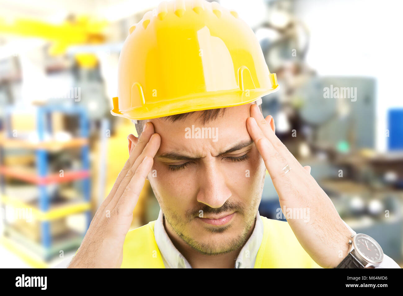 мужчина на заводе. люди на производстве. рабочий на заводе. разнорабочий на производство. охрана труда.