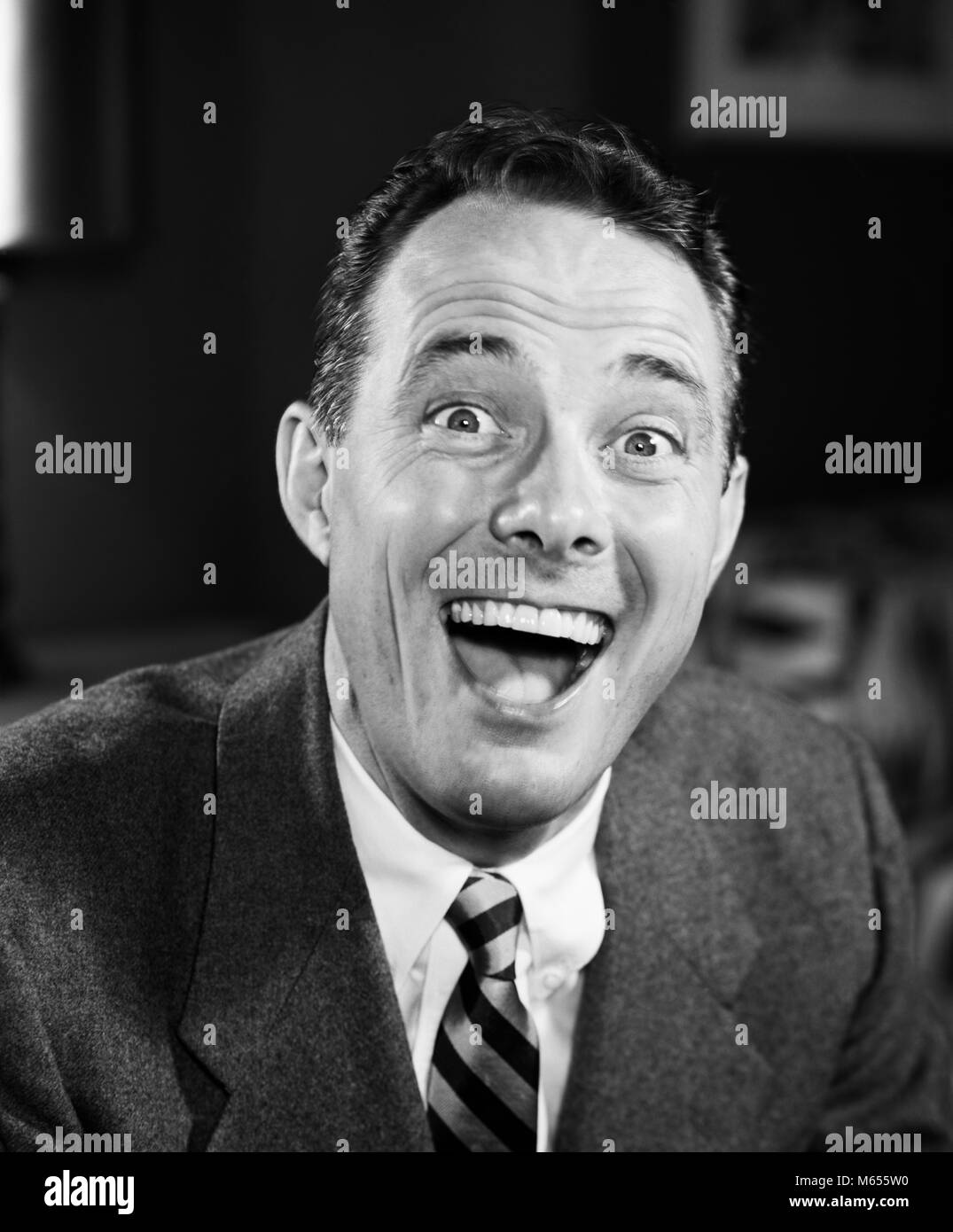 1950s PORTRAIT MAN SURPRISED HAPPY FACIAL EXPRESSION LOOKING AT CAMERA ...