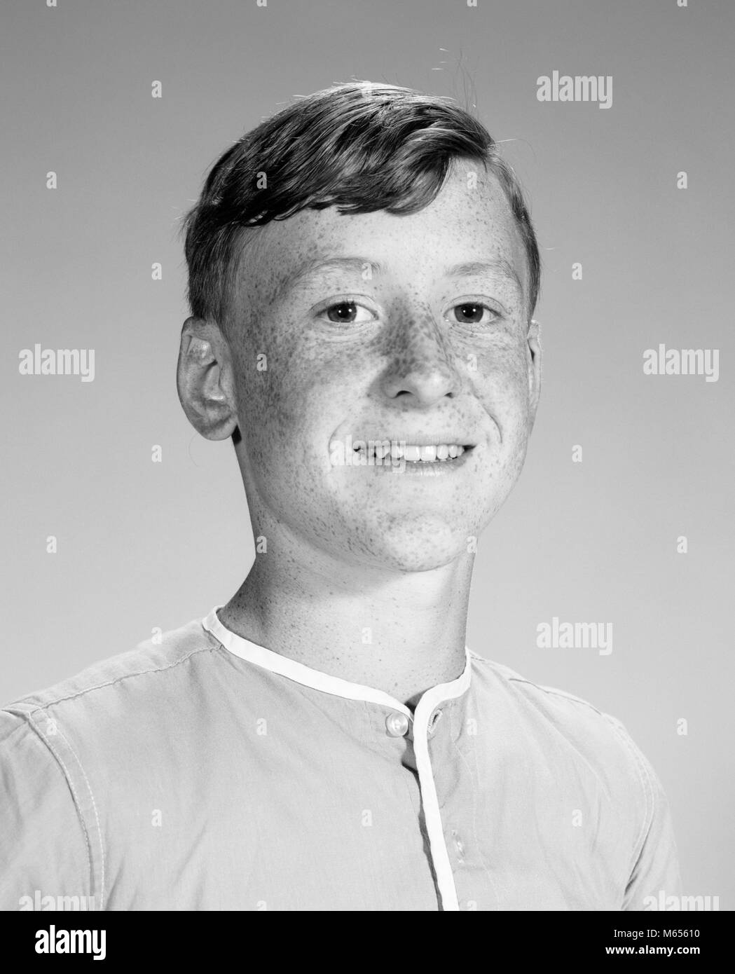 1960s 1970s PORTRAIT SMILING FRECKLE FACE TEEN BOY LOOKING AT CAMERA - b23695 HAR001 HARS CHEERFUL PRIDE GROWTH SMILES JOYFUL IMAGINATION TEENAGED INTERESTED EAGER JUVENILES MALES PRE-TEEN PRE-TEEN BOY ATTENTIVE B&W BLACK AND WHITE CAUCASIAN ETHNICITY FRECKLE FRECKLE FACE LOOKING AT CAMERA OLD FASHIONED PERSONS Stock Photo
