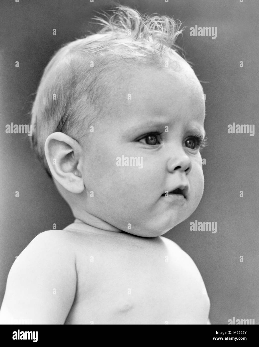 1930s 8 MONTH YEAR OLD BABY PROFILE HEAD & SHOULDERS SERIOUS POUT EXPRESSION - b396 HAR001 HARS YEAR OLD Stock Photo