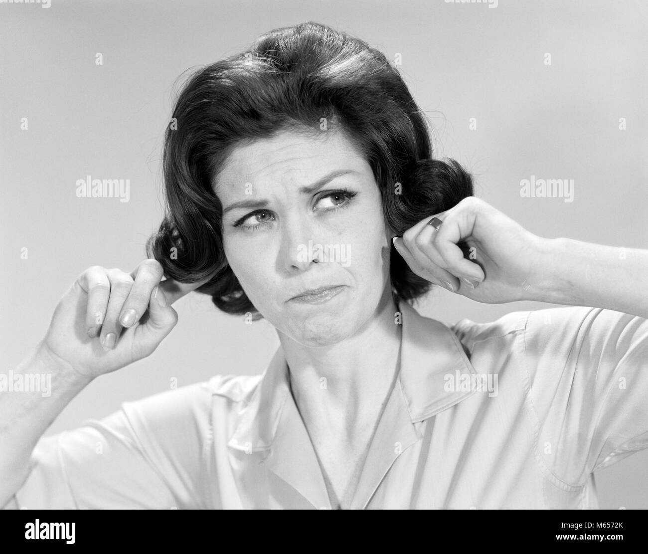 1960s BRUNETTE WOMAN STICKING FINGERS INTO HER EARS - g6466 HAR001 HARS LADIES QUIET GROWN-UP INDOORS NOSTALGIA 25-30 YEARS 30-35 YEARS BRUNETTE HEAD AND SHOULDERS PROTECTION AUDIO LOUD STICKING HEARING NOISY MID-ADULT MID-ADULT WOMAN PEOPLE ADULTS PIERCING AUDITORY B&W BLACK AND WHITE CAUCASIAN ETHNICITY DEAFENING DEFIANT DIN GRIMACE OLD FASHIONED PERSONS SENSE UNPLEASANT Stock Photo