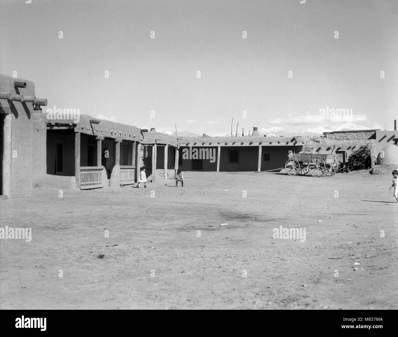 1930s ADOBE BUILDINGS ARCHITECTURE OF NORTH PLAZA OF SAN ILDEFONSO PUEBLO NEW MEXICO USA - i1644 HAR001 HARS ARCHITECTURAL DETAIL HERITAGE NATIVE AMERICANS NEW MEXICO B&W BLACK AND WHITE ILDEFONSO NM OLD FASHIONED PORTICO Stock Photo