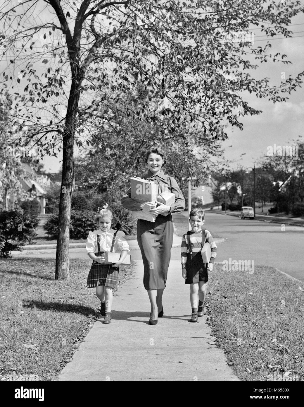 1950s woman walking hi-res stock photography and images - Alamy