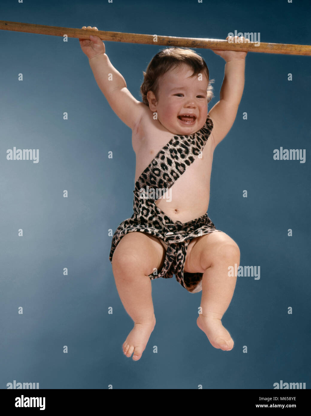 1960S CRYING BABY IN LEOPARD SKIN TARZAN SUIT SWINGING FROM A BRANCH -  kb4870 HAR001 HARS 1-2 YEARS ADVENTURE DANGEROUS COURAGE EXCITEMENT LOW  ANGLE TARZAN SWINGING HANG BABY BOY SYMBOLIC 6-12 MONTHS