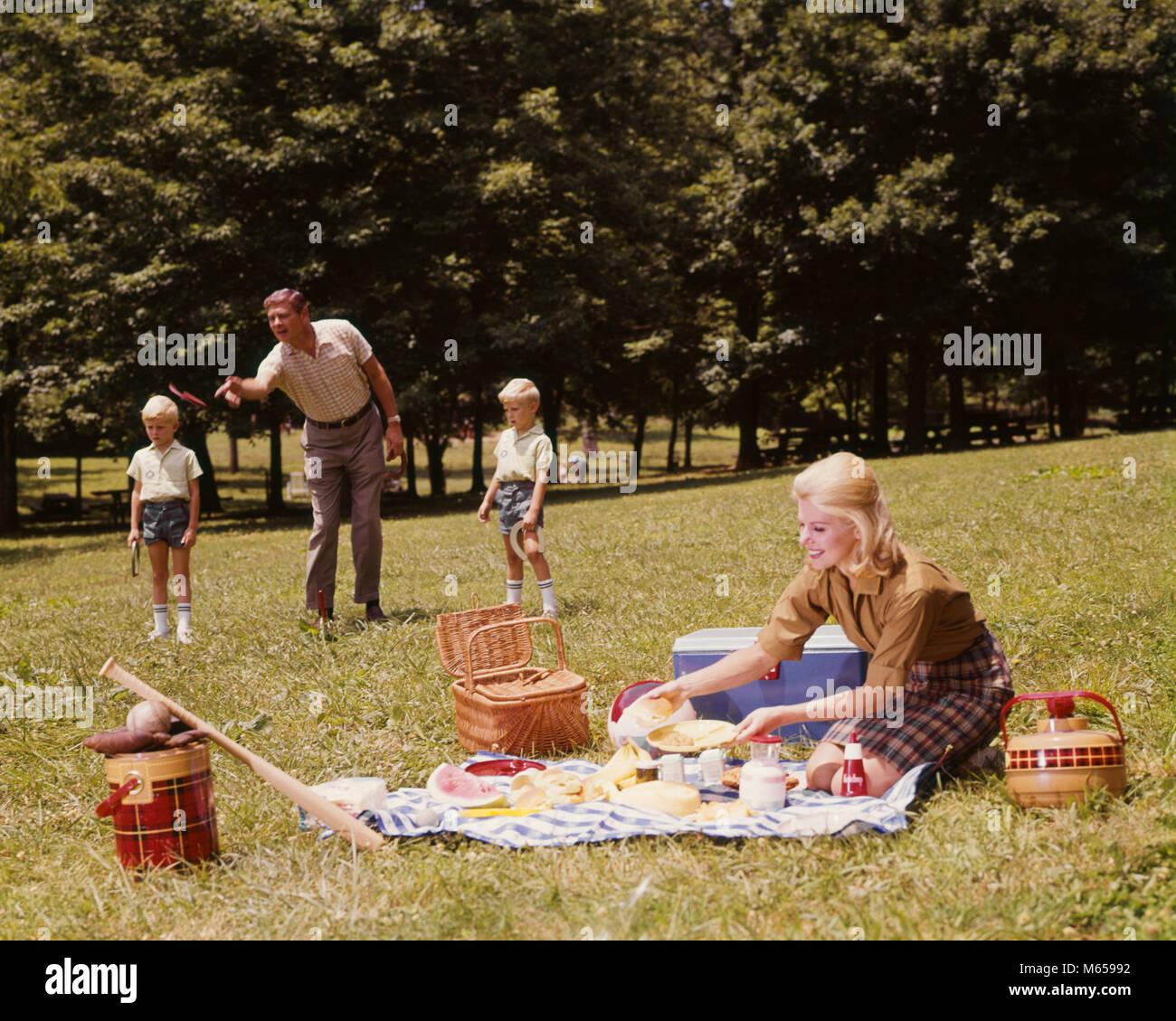 1970s FAMILY PICNIC PLAYING GAME HORSESHOES MOTHER FATHER TWO BOYS