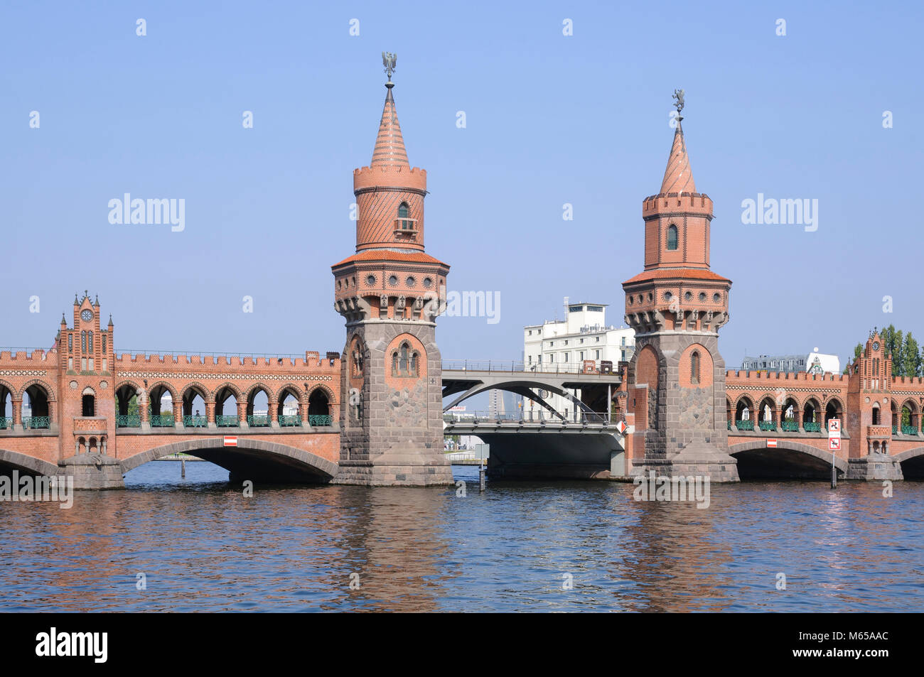 Oberbaumbrücke über die Spree zwischen Kreuzberg und Friedrichshain, Berlin, Deutschland, Europa Stock Photo