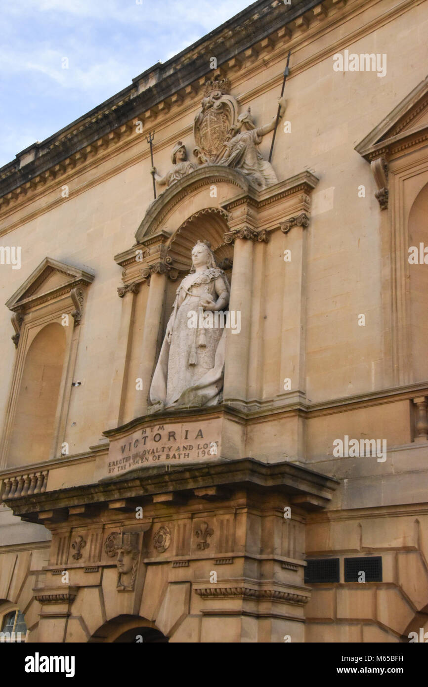 Statue of Queen Victoria above entrance of the Victoria Art Gallery ...